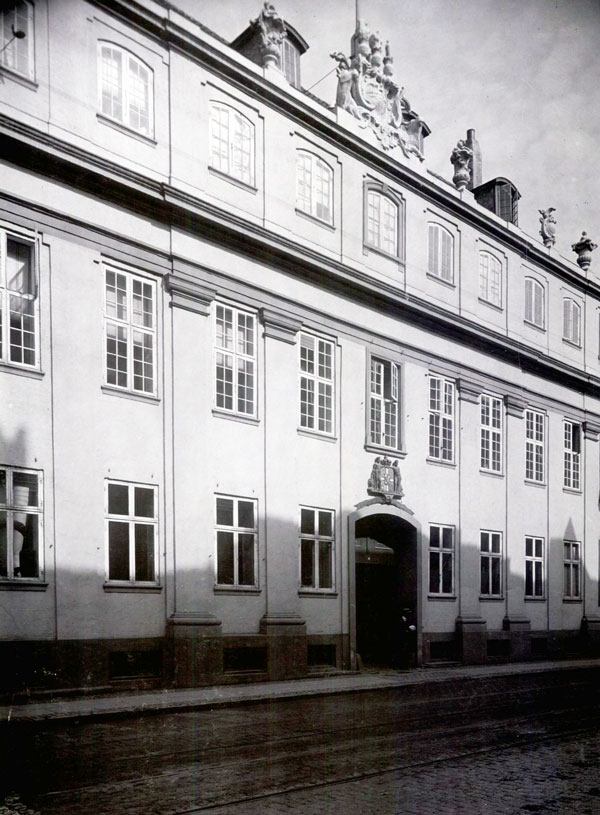 Bertelsen & Scheving - Holsteins Palæ- Ny farvesætning facade