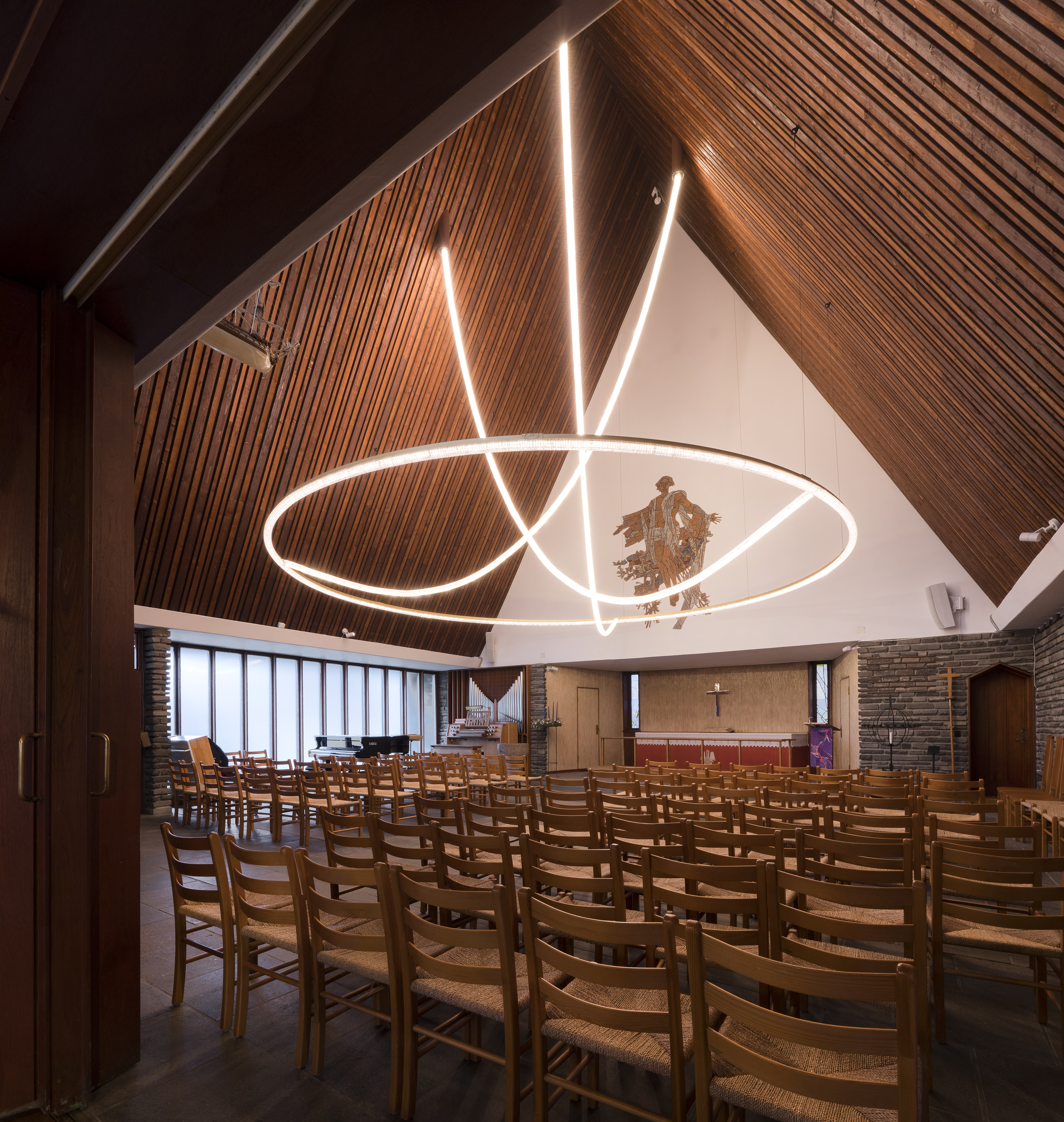 Bertelsen & Scheving har restaureret Kong Haakons Kirke (den norske kirke) og designet ny lysskulptur
